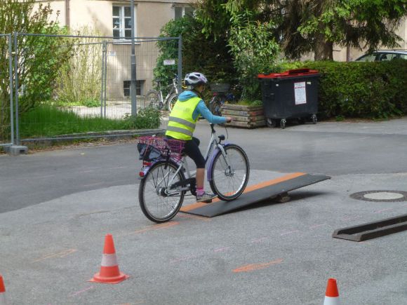 Schule fährt Rad